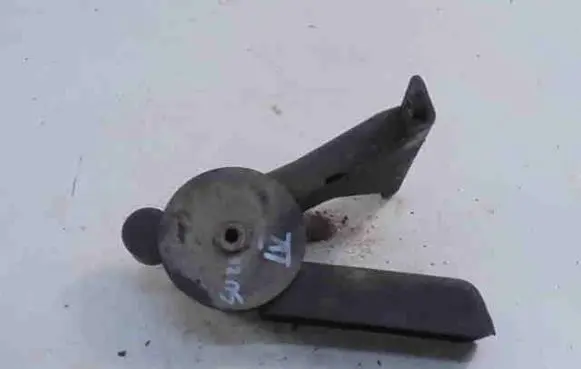 Engine mounting bracket