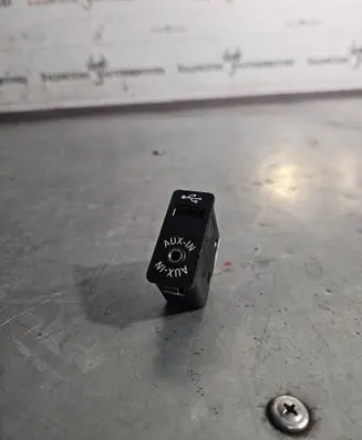 BMW 5 F10 F11 AUX in-socket connector 9237653