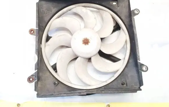Radiator cooling fan shroud