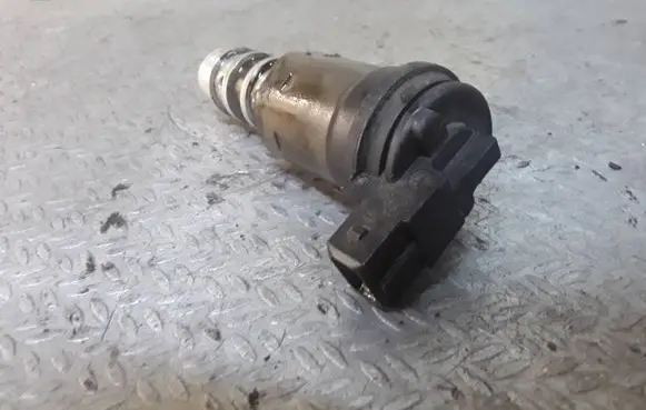 BMW 1 E81 E87 Camshaft vanos timing valve 13150137