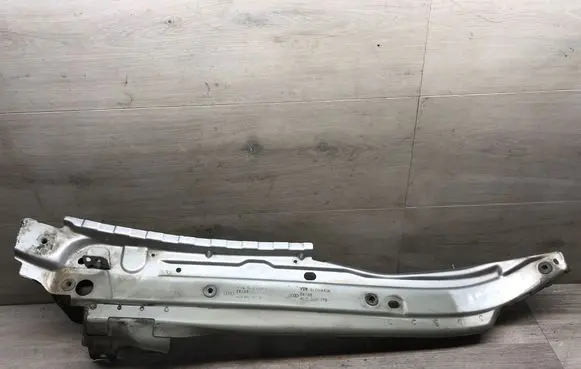 Audi Q7 4L Fender mounting bracket 4L0805175