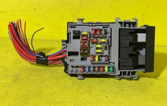 Opel Zafira B Relay mounting block 162KM