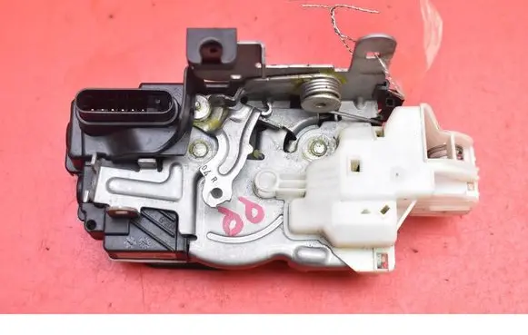 Volvo V40 Front door lock 31301422