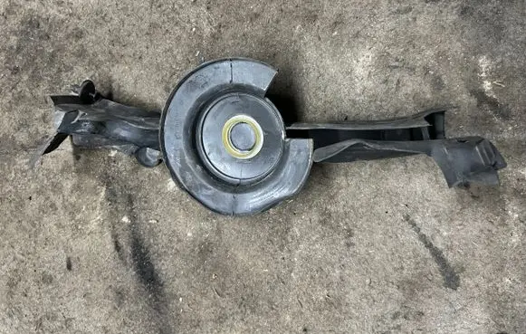 BMW 1 F20 F21 Engine compartment rubber 18068510 7307863