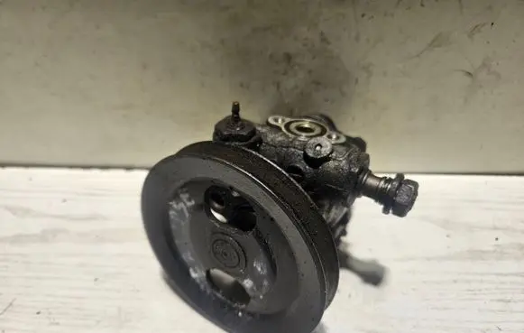 Mitsubishi Galant Power steering pump 2Z03X8