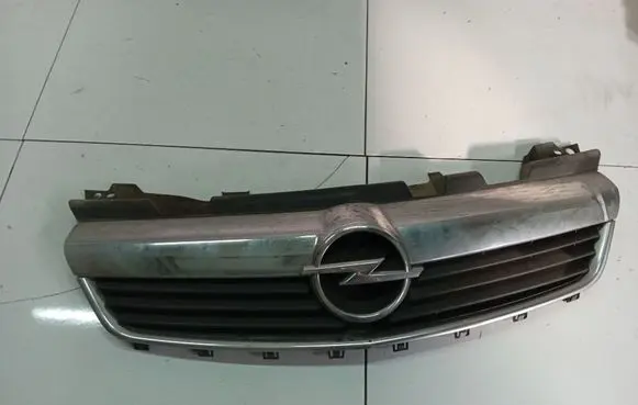 Opel Zafira B Front grill 13157590