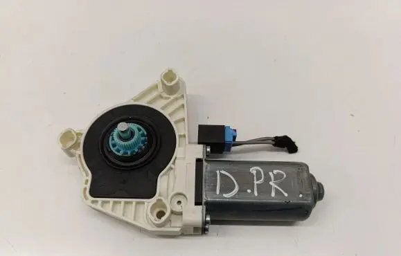 Volkswagen PASSAT B8 Front door window regulator motor 5Q4959802B