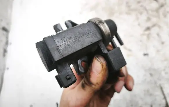 BMW 3 E46 Turbo solenoid valve 72279600 2247906