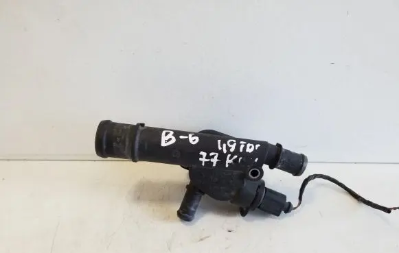Volkswagen PASSAT B6 Engine coolant pipe/hose 038121132D
