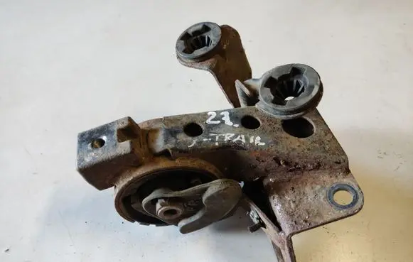 Nissan X-Trail T30 Engine mount bracket 112218H300