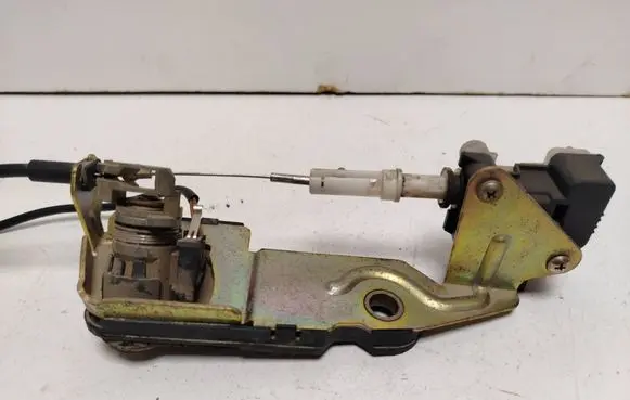 Volkswagen PASSAT B5.5 Tailgate exterior lock 3B9827297A