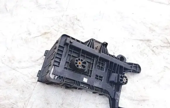 Volkswagen PASSAT B6 Battery box tray 1K0915333C