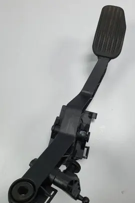 Accelerator throttle pedal