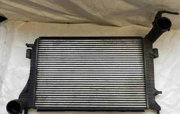 Volkswagen Touran I Intercooler radiator 1K0145928D