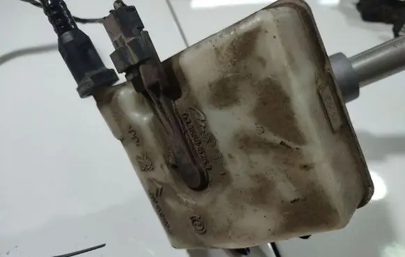 Citroen C4 I Picasso Brake fluid reservoir 038581525