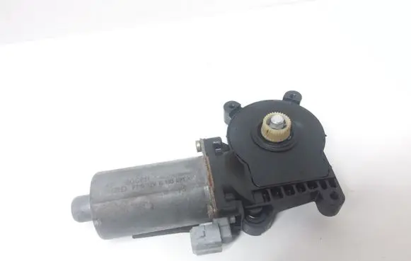 Peugeot 406 Rear door window regulator motor 0130821779