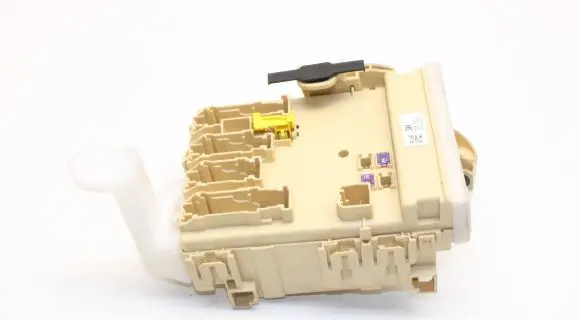 Toyota Auris E180 Fuse module 82730-12X70A 6358-3366