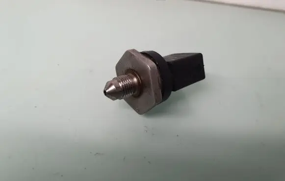 BMW X5 E70 Fuel pressure sensor 7620946 13537620946 0261545072