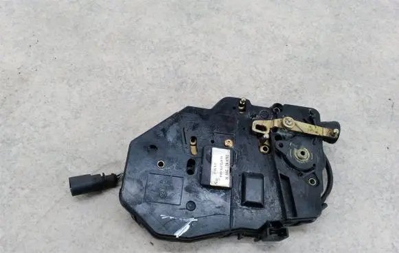 Volkswagen Caddy Sliding door lock 2K0827201