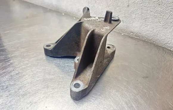 Opel Astra J Engine mounting bracket 13248664