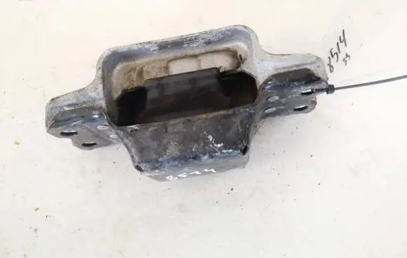 Volkswagen Jetta V Engine mount bracket