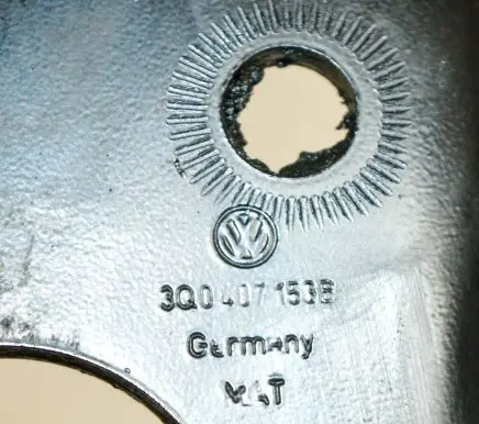 Volkswagen Tiguan Front lower control arm/wishbone 3Q0407156B