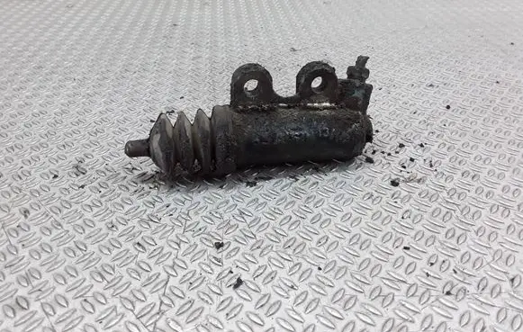 Toyota Avensis T220 Clutch slave cylinder 