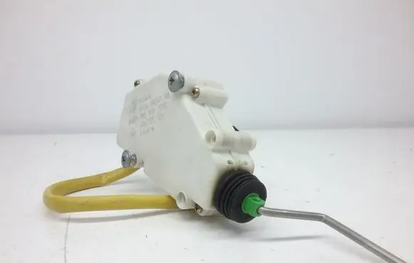 Fuel tank cap lock
