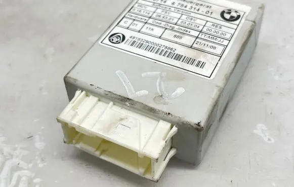BMW 5 E60 E61 Air suspension control unit module (rear) 6784314