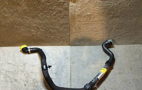 Engine coolant pipe/hose