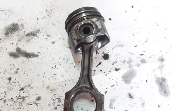 Toyota Corolla Verso E121 Piston with connecting rod NOCODE