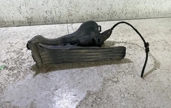 Volkswagen PASSAT B6 Accelerator throttle pedal 1K1721503L 6PV00860000