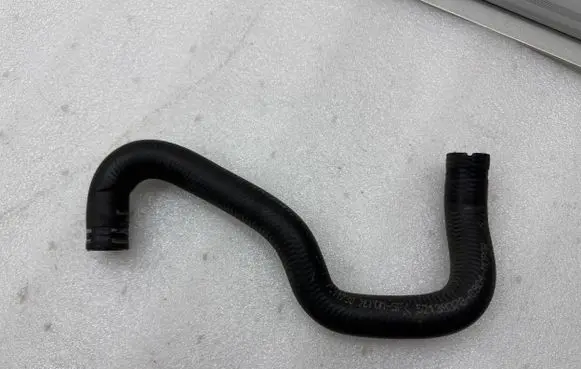 Coolant pipe/hose