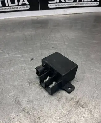 Mercedes-Benz E W210 Charging relay A0025423819 V23132A2001X14
