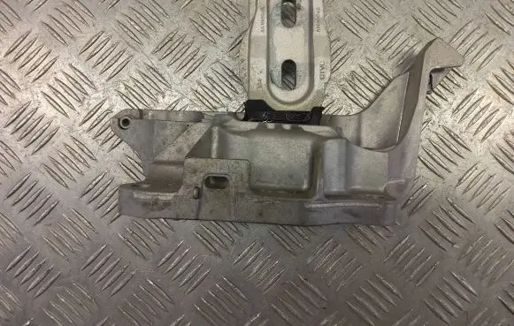Opel Mokka X Engine mount bracket 98243129