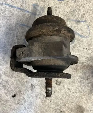 Nissan Patrol Y61 Engine mount bracket
