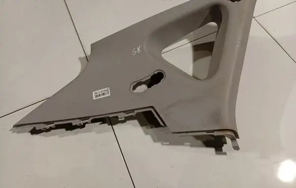 Hyundai i30 (D) pillar trim (bottom)