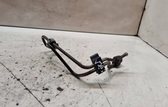 Volvo V70 Fuel injector supply line/pipe 