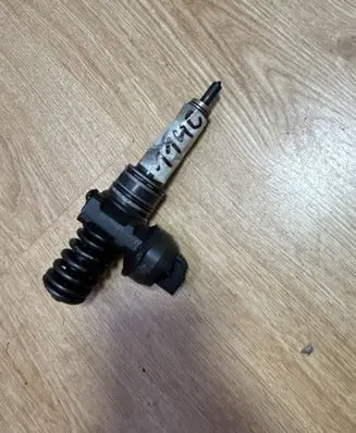 Volkswagen PASSAT B5.5 Fuel injector 038130073BA