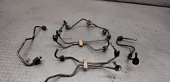 Volvo V70 Fuel injector supply line/pipe 