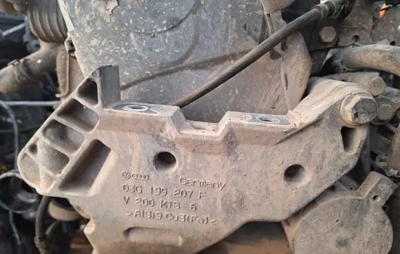 Volkswagen Touran I Engine mounting bracket 03g199207f