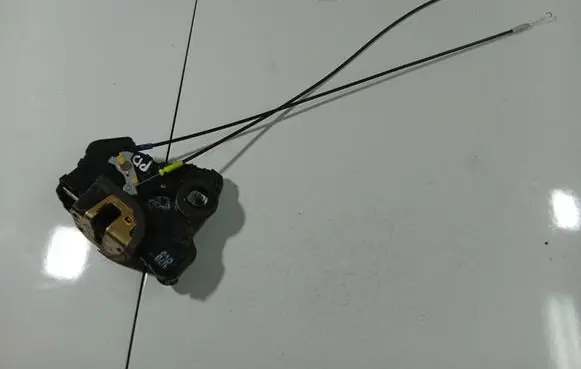 Toyota Avensis T250 Front door lock