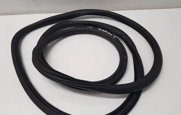 Opel Zafira C Front door rubber seal 13259937 360574169