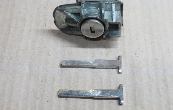 Ford Kuga II Front door lock (next to the handle) 