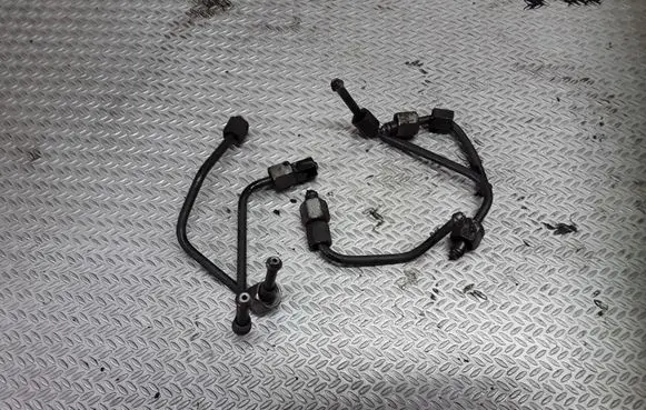 Fuel injector supply line/pipe
