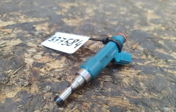 Toyota Prius (XW30) Fuel injector 2325037020