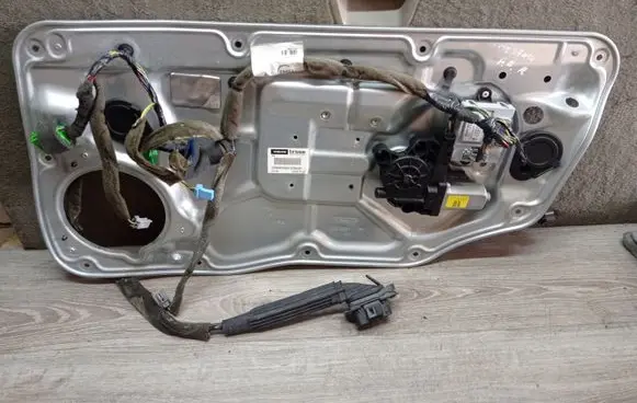 Volvo V70 Front door window regulator with motor 983040 080923