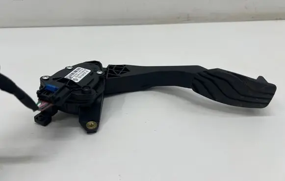 Renault Captur II Accelerator throttle pedal 180105012R