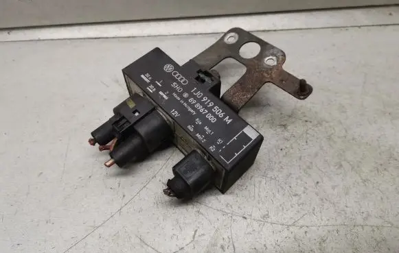 Volkswagen Polo IV 9N3 Coolant fan relay 1J0919506M