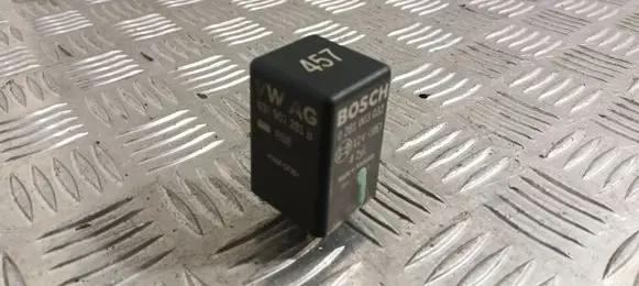 Volkswagen PASSAT B7 Glow plug pre-heat relay 038907281B